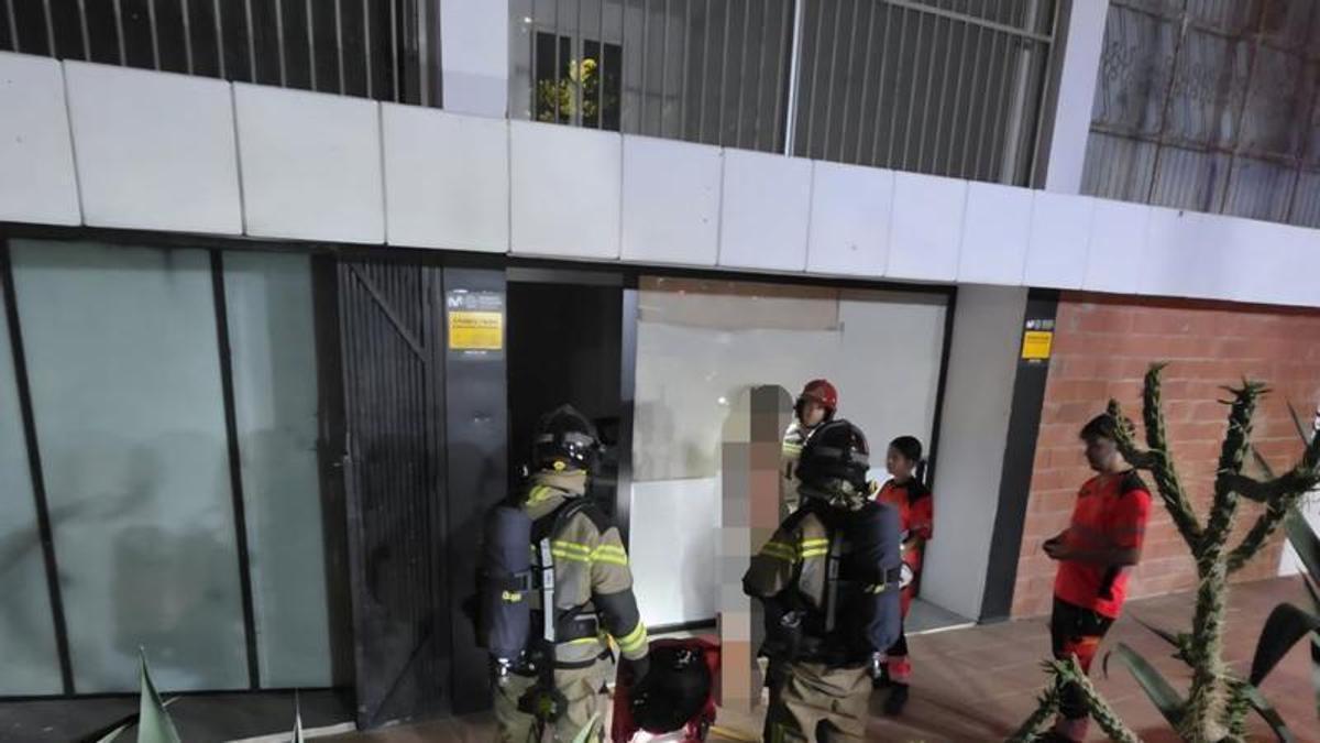 Los bomebros en la entrada de la vivienda.