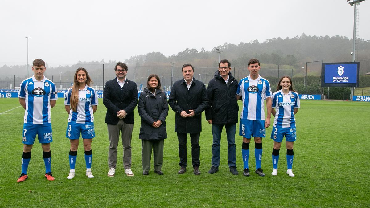 Benassi, Clemente, Formoso y Leira con jugadores del Deportivo en Abegondo