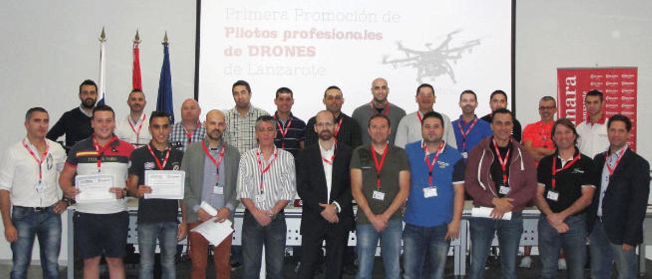 Primera promoción de pilotos de drones de Lanzarote, ayer, junto a los instructores y personal de la escuela de vuelo Canavia que los ha formado.