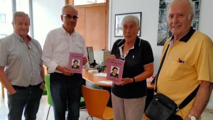 José María Álvarez, en el centro, entrega ejemplares del libro a la edil de Cultura, Angelita Cueva, para las bibliotecas del concejo. |