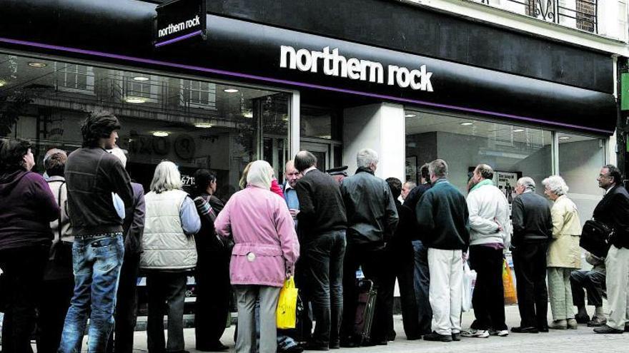 Colas de clientes ante una oficina del banco británico Northern Rock, que al final fue rescatado, en septiembre de 2007. | ‘activos’