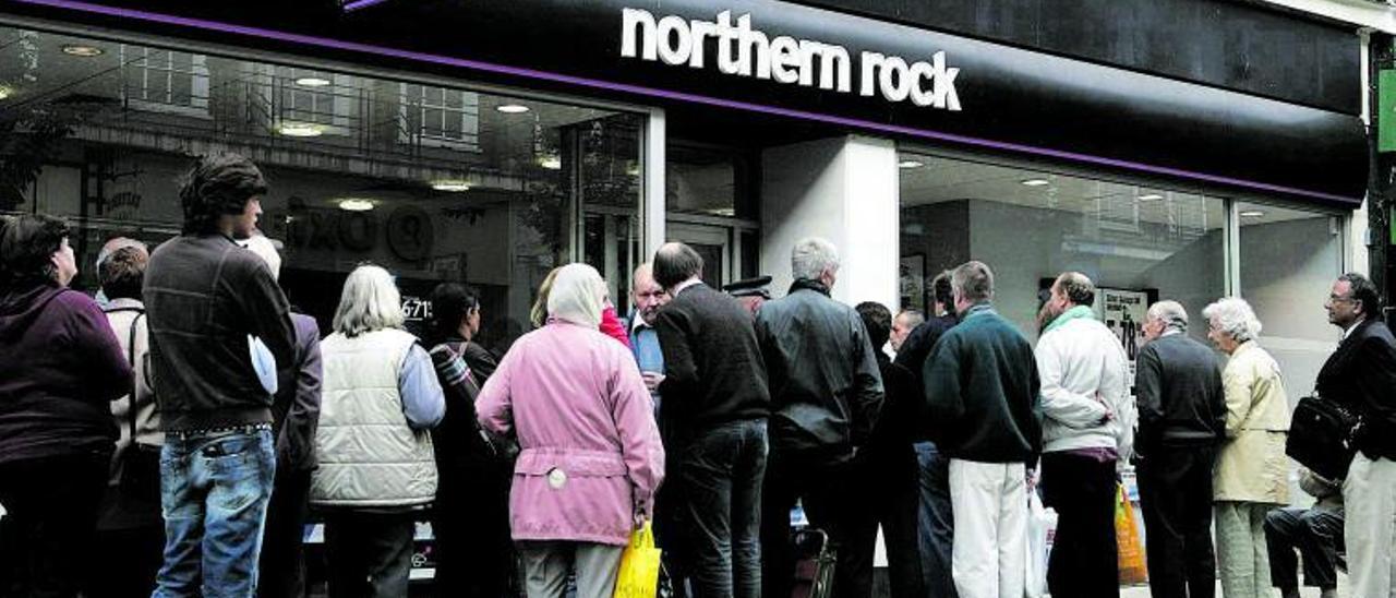 Colas de clientes ante una oficina del banco británico Northern Rock, que al final fue rescatado, en septiembre de 2007. | ‘activos’