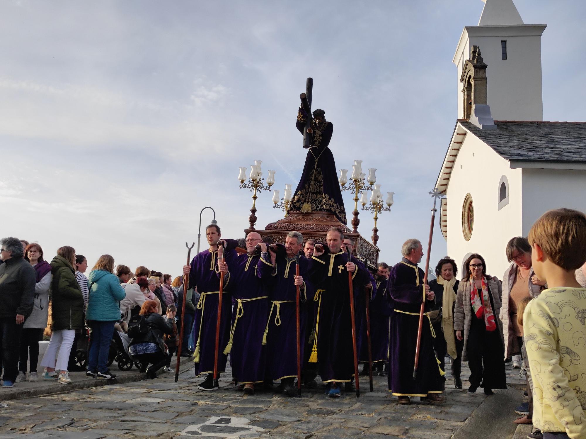 Así fue la procesión de bajada que abre la Semana Santa de Luarca