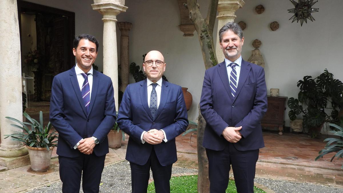 De izquierda a derecha, el nuevo director de la Fundación Cajasur, Leopoldo Izquierdo; el presidente de la Fundación y CEO de Cajasur, Joseba Barrena, y el director saliente, Ángel Cañadilla, hoy en el Palacio de Viana.