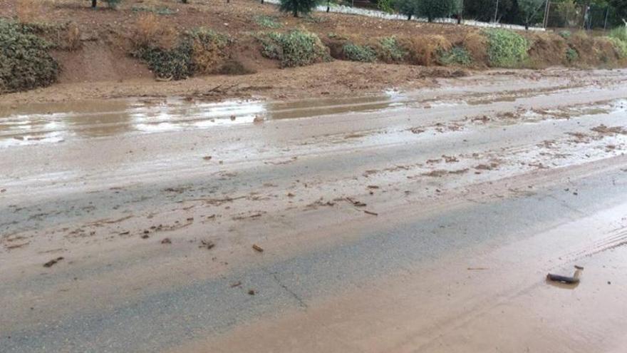 Las tormentas provocan incidencias con anegaciones de calles y barro en carreteras