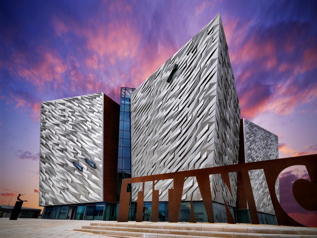 Fachada del museo Titanic en Belfast