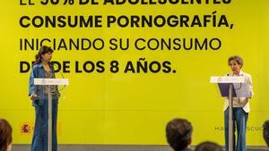 La ministra de Igualdad, Ana Redondo, presenta la campaña institucional por el consumo de pornografía de menores junto a la secretaria de Estado de Igualdad para la Erradicación de la Violencia contra las Mujeres, Aina Calvo.