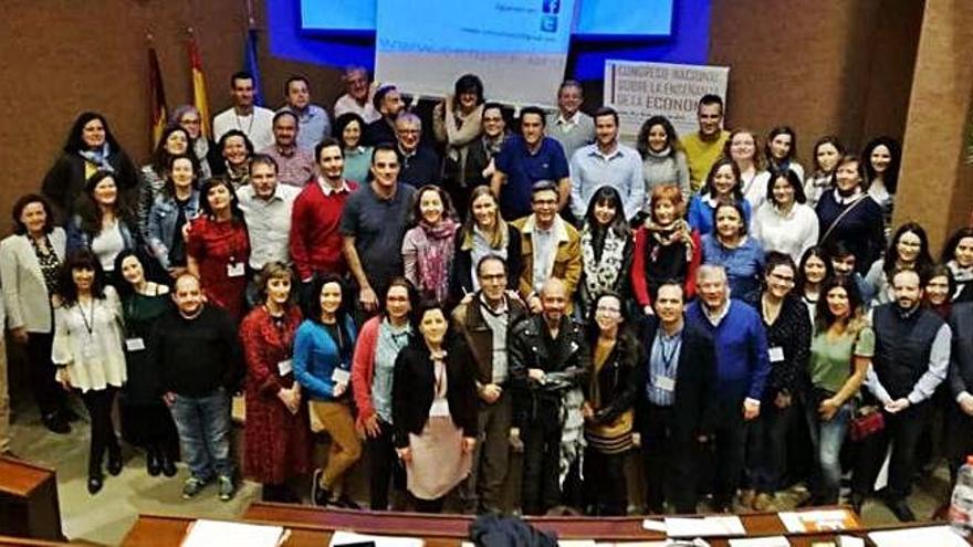 Profesores de Economía participantes en un congreso nacional.