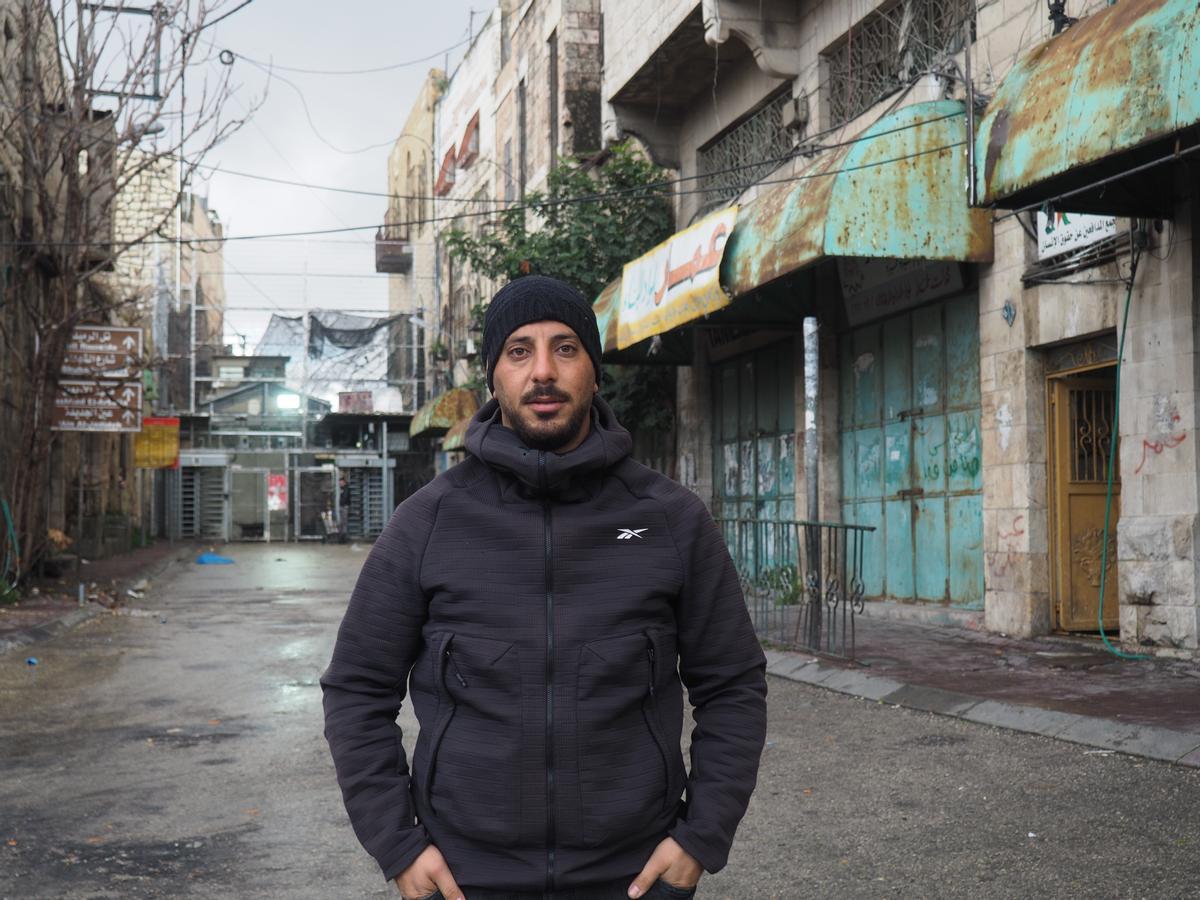 Muhanned Qafesha, activista de Jóvenes contra los Asentamientos, frente a uno de los checkpoints de Hebrón.