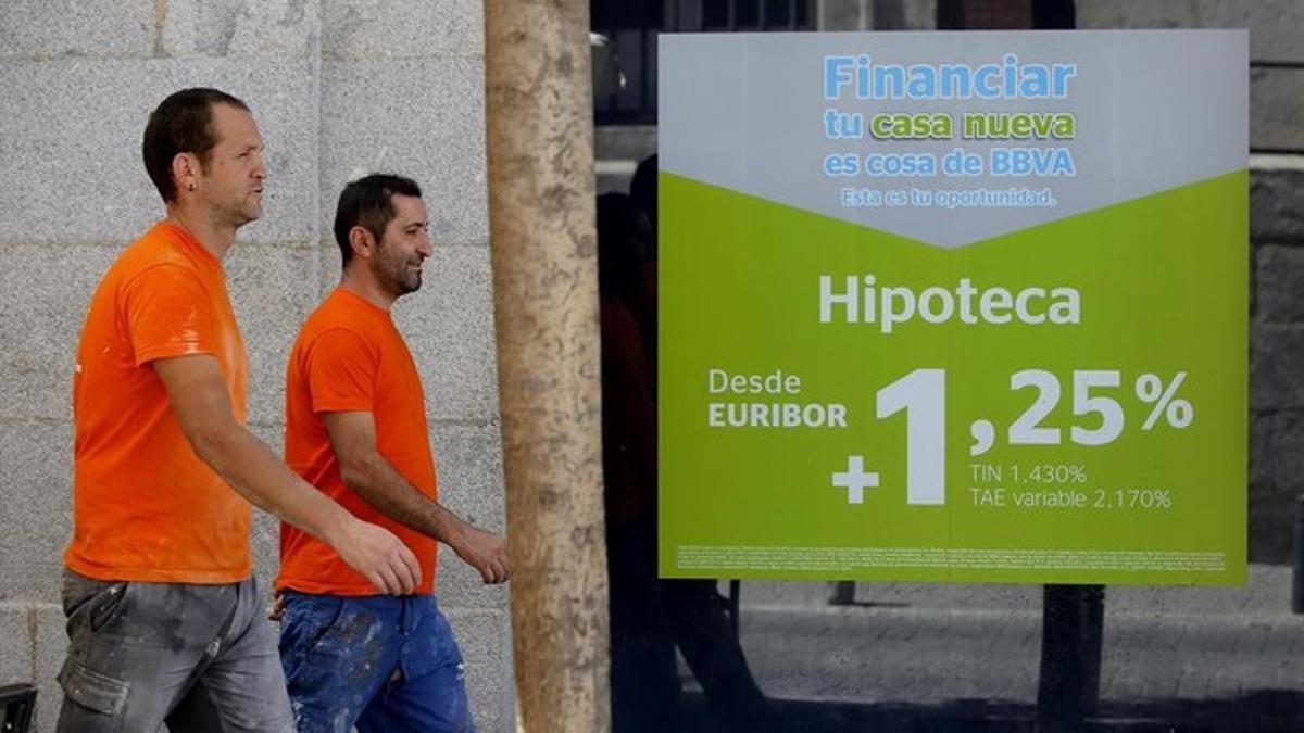 Anuncio de hipotecas en una oficina del BBVA.