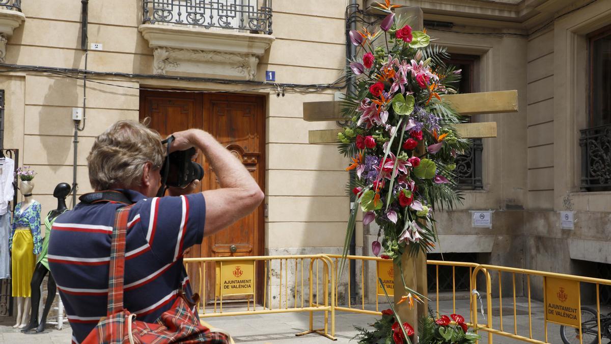 La cruz de la parroquia de San Nicolás ya puede verse en la calle Caballeros.