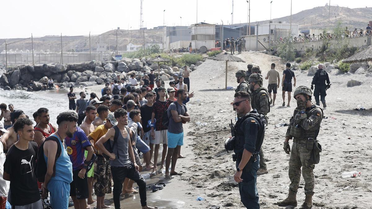 Decenas de personas intentando cruzar la frontera, a 31 de julio de 2026, en Ceuta (España).