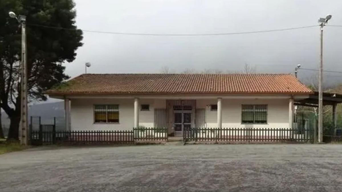 Fachada del CEIP de Pousada Carcacía, en Padrón, que el próximo cursos no abrirá sus puertas