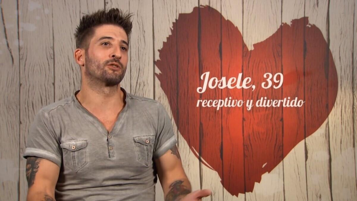 La confesión de Josele que deja impactada a su cita en First Dates: &quot;Me he tenido que poner pañuelos en los sobacos para el sudor&quot;.