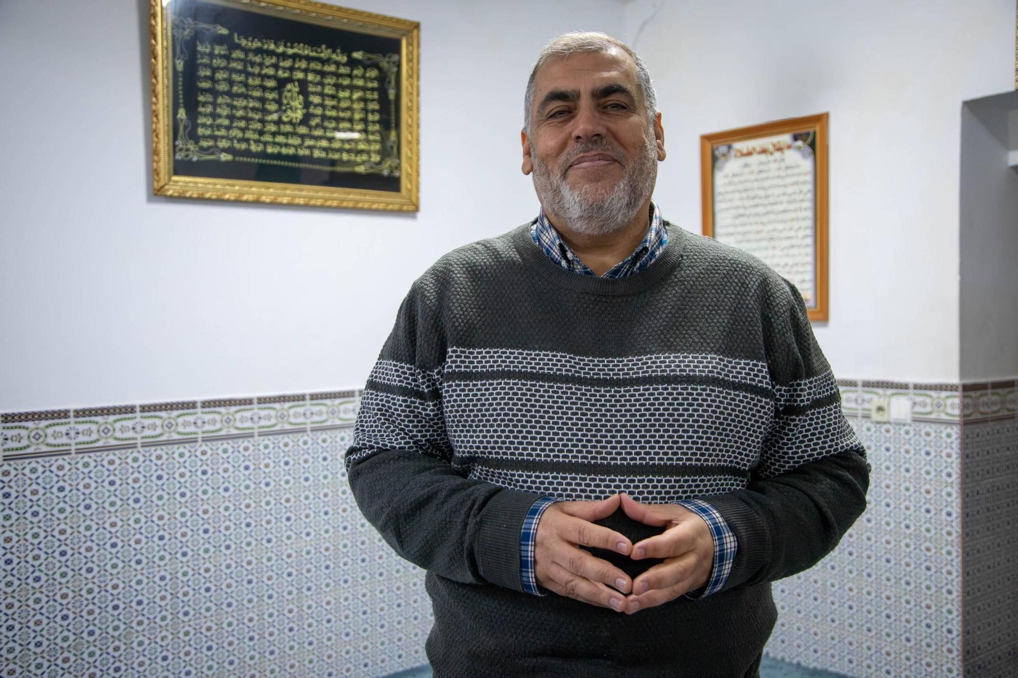 El imán de Badajoz, Adel Najjar, en la mezquita.
