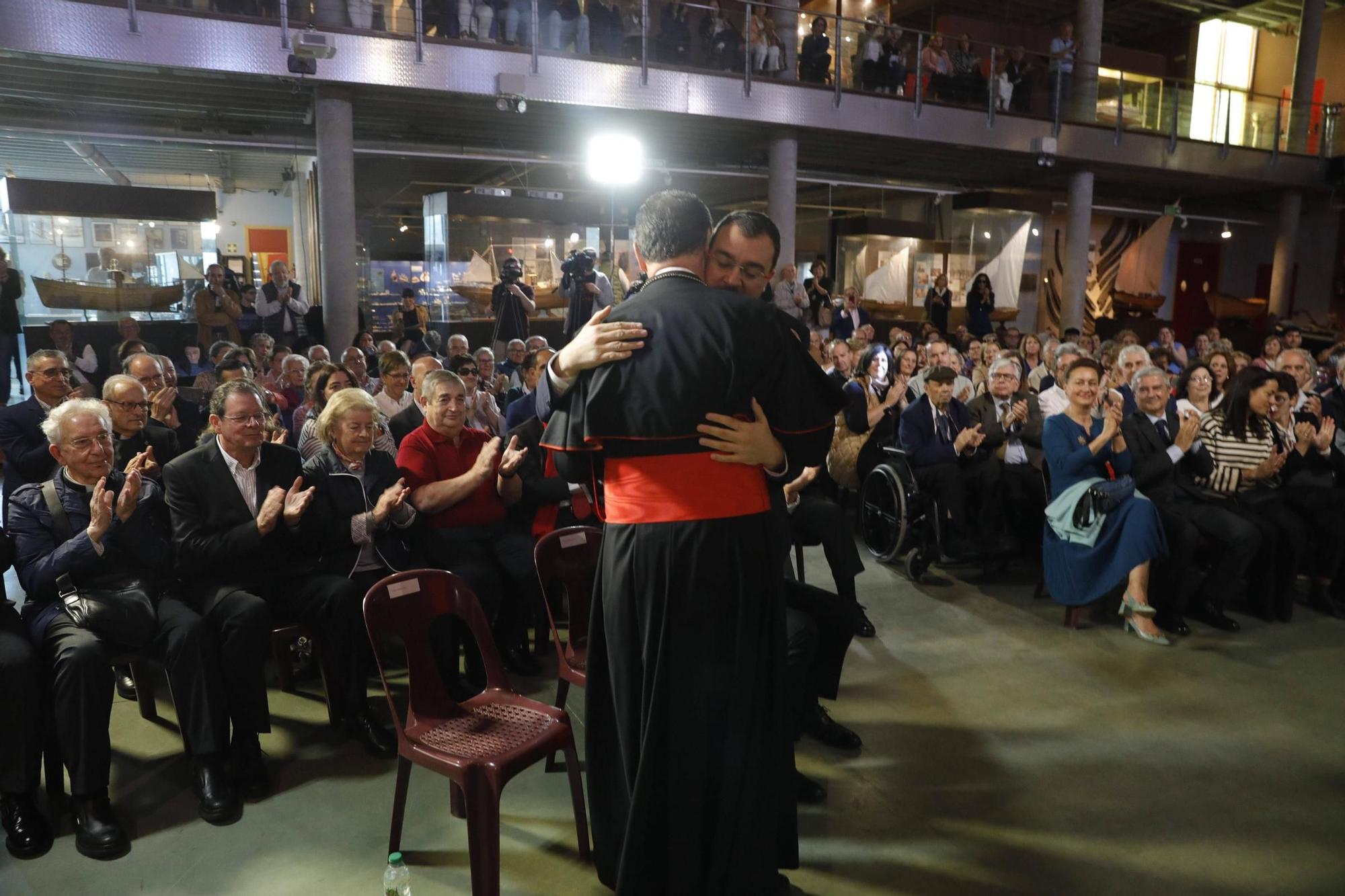 El cardenal Ángel  Fernández Artime recibe el título de Hijo Predilecto de Asturias en Luanco (Gozón)