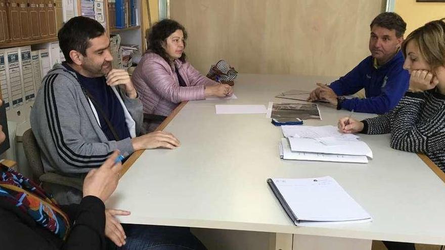 Los trabajadores municipales, durante la primera reunión para preparar la fiesta.