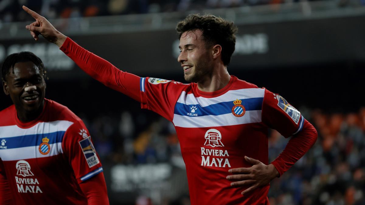 Javi Puado celebra el gol de la victoria del Espanyol en Mestalla.