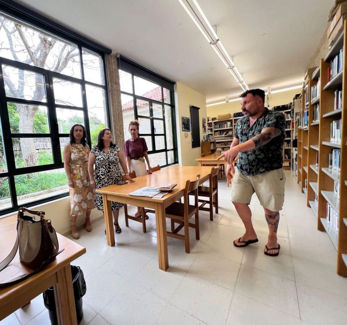 Las representantes políticas, con el bibliotecario, ayer en el exterior de la Escola Vella. | G.N.