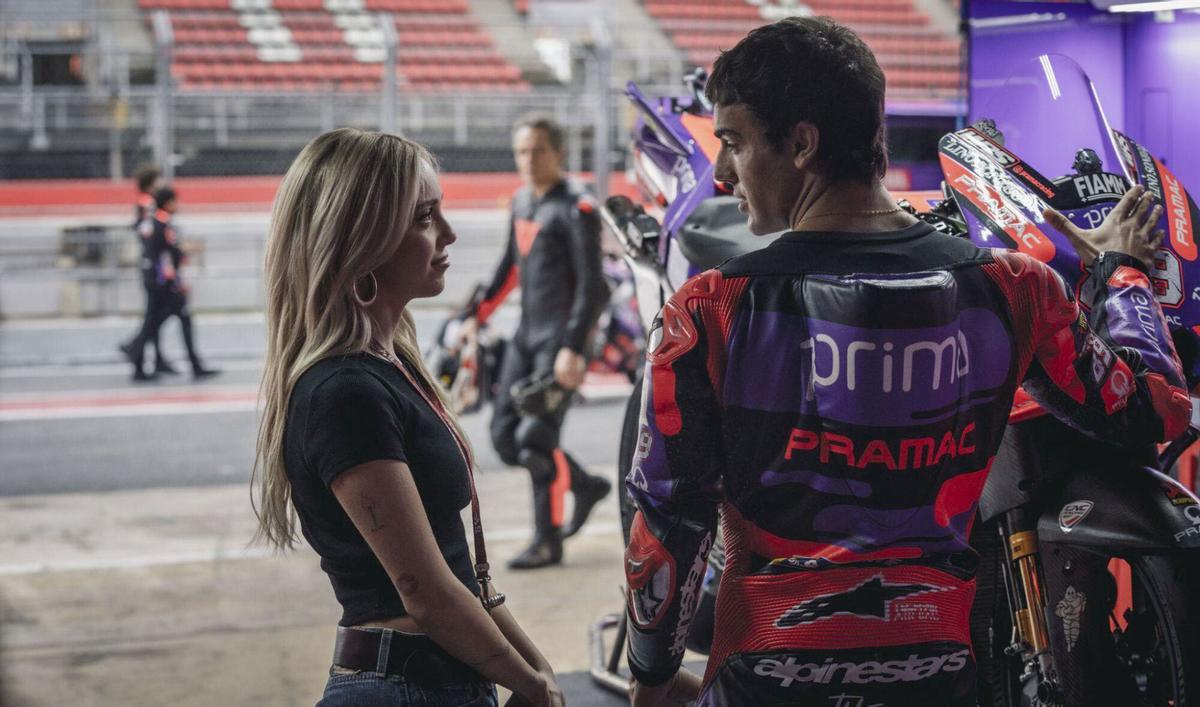 Fotograma de 'Ídolos', película dirigida por el británico Mat Whitecross ('Camino a Guantánamo') y protagonizada por Óscar Casas ('Mi soledad tiene alas') y la cantante y actriz Ana Mena ('La piel que habito'), que empezaron una relación en el rodaje, está ambientada en el mundo del Campeonato mundial de Moto GP.