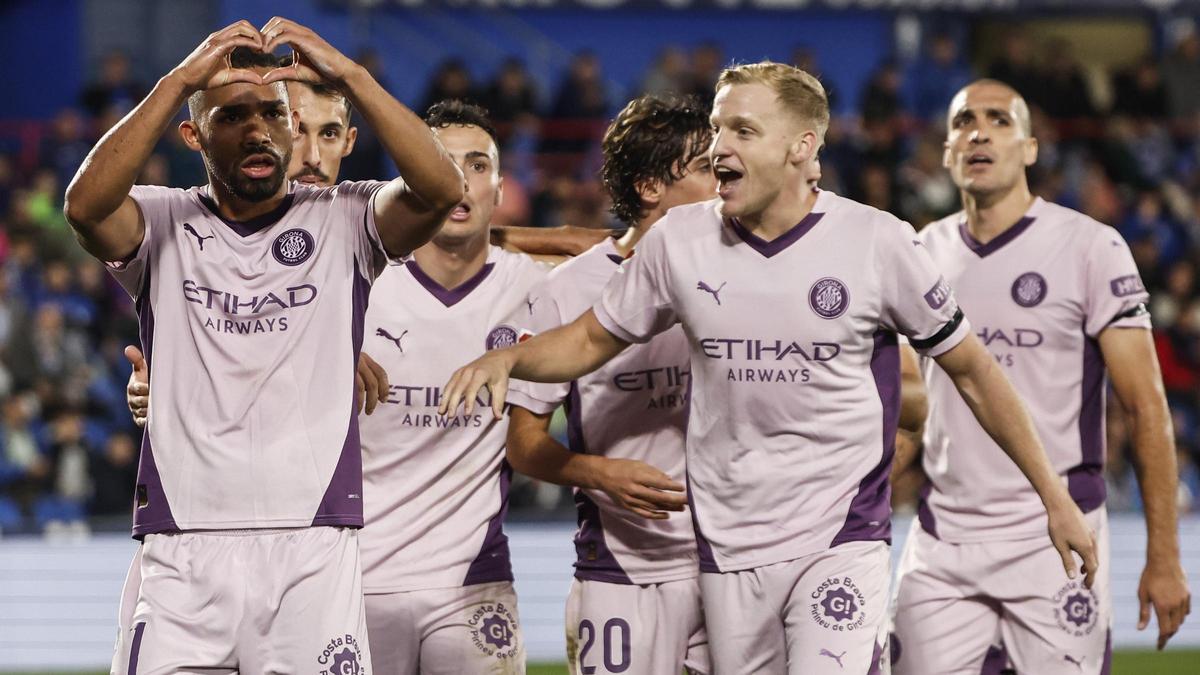Yangel Herrera festeja el gol que marcó en los minutos finales de la primera mitad al Getafe en el Coliseum Alfonso Pérez.