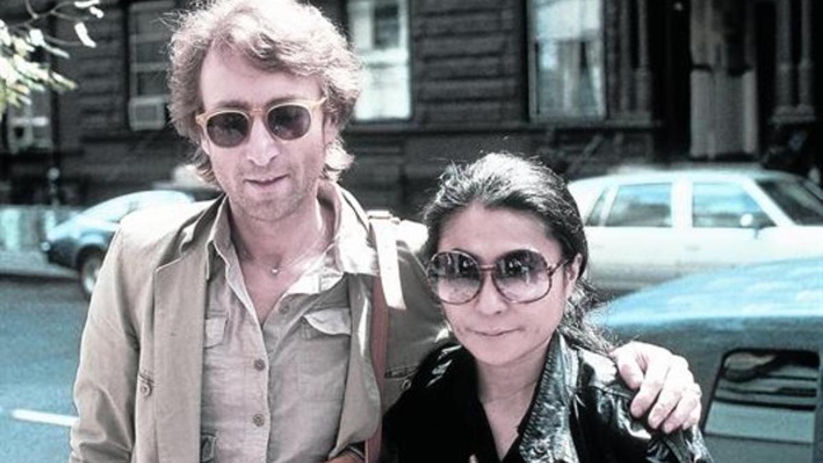 ajenos al drama John Lennon y Yoko Ono, a punto de entrar en el estudio de grabación The Hit Factory, en Nueva York, el  22 de agosto de 1980. A la derecha, arriba, mosaico conmemorativo en Central Park.