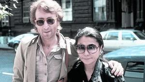 John Lennon y Yoko Ono, a punto de entrar en el estudio de grabación The Hit Factory, en Nueva York, el 22 de agosto de 1980.