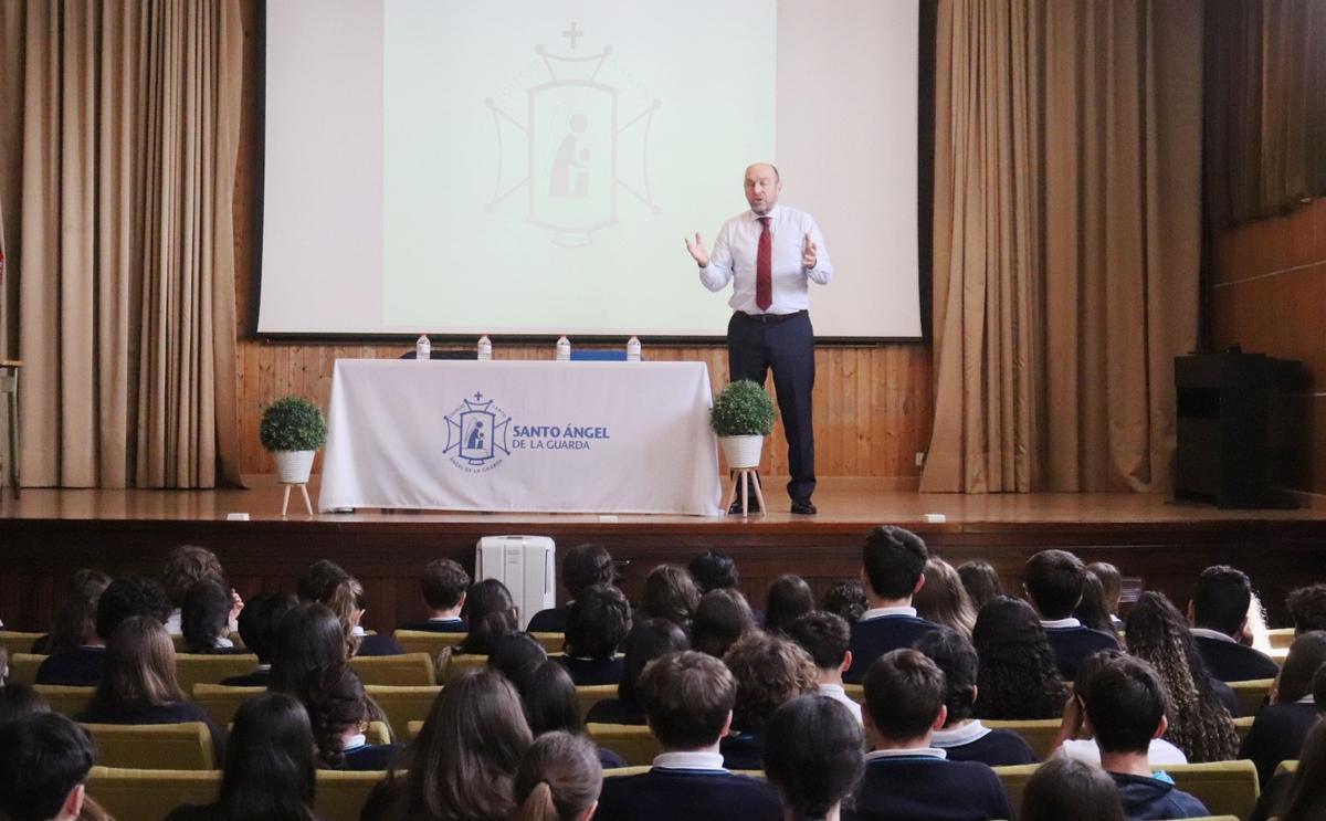 Juan Cofiño, durante su encuentro con los alumnos del colegio Santo Ángel.