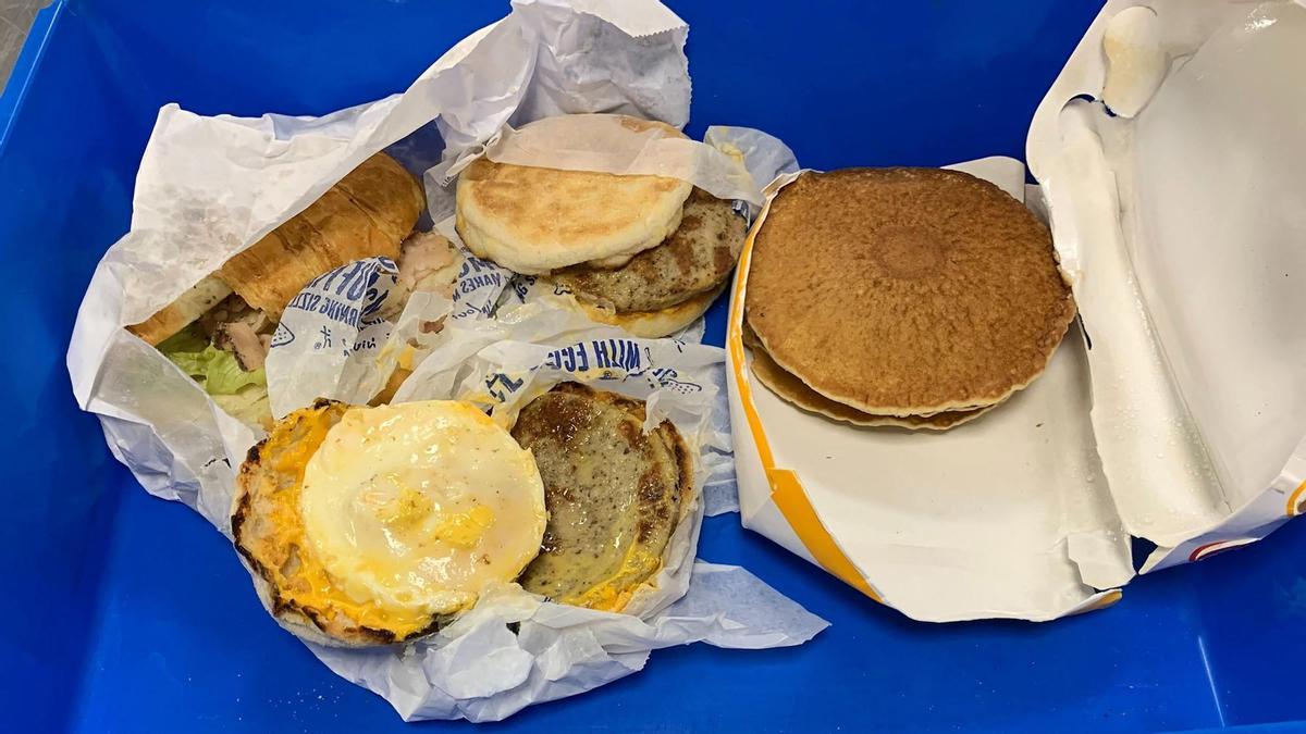 Comida de McDonald&#039;s confiscados por los guardias fronterizos australianos a un viajero que llegaba de Indonesia