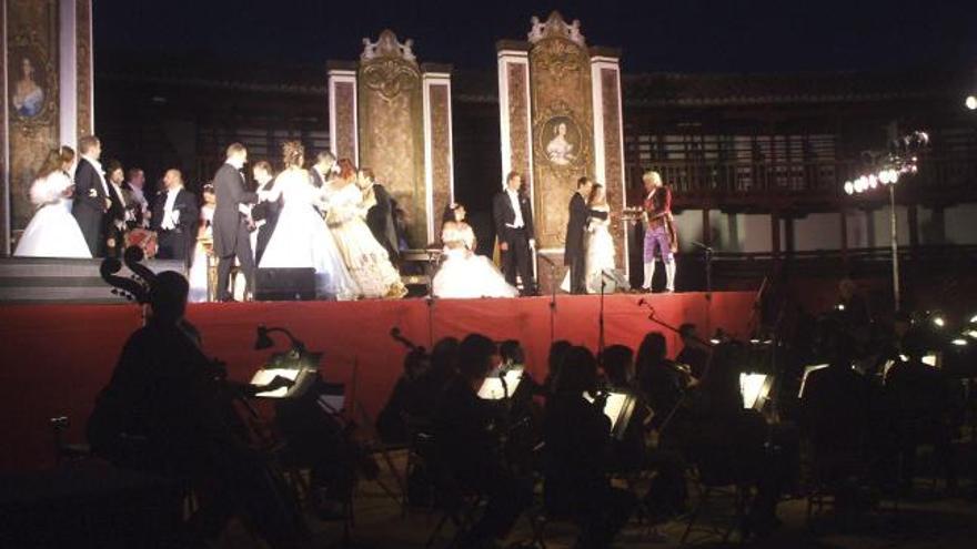 Los actores y cantantes en plena actuación.