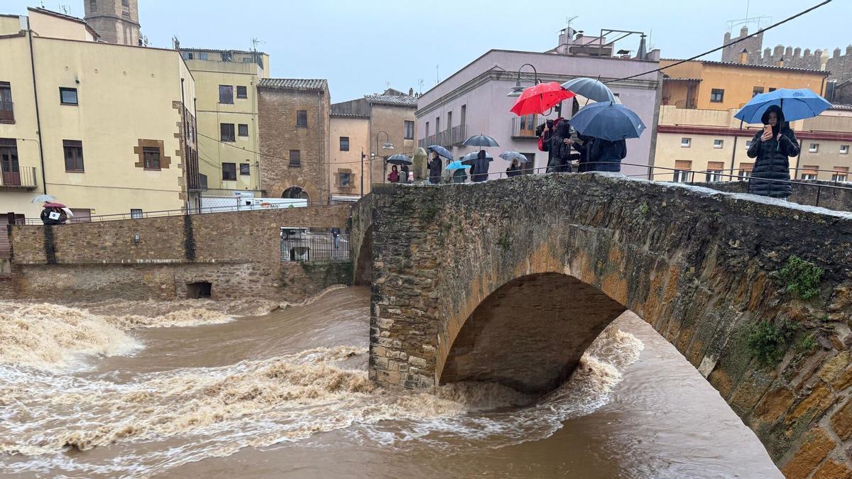 Crescuda d'un riu durant un episodi de pluges a les comarques gironines