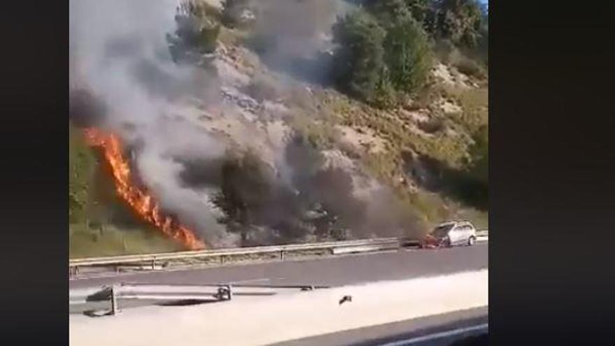 El vehicle cremat i els matolls incendiats