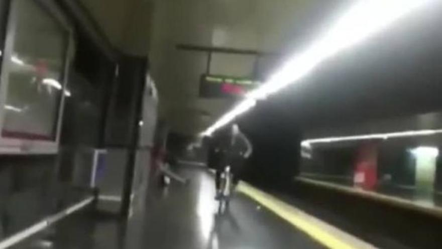 Cae en bicicleta a las vías del metro de Madrid