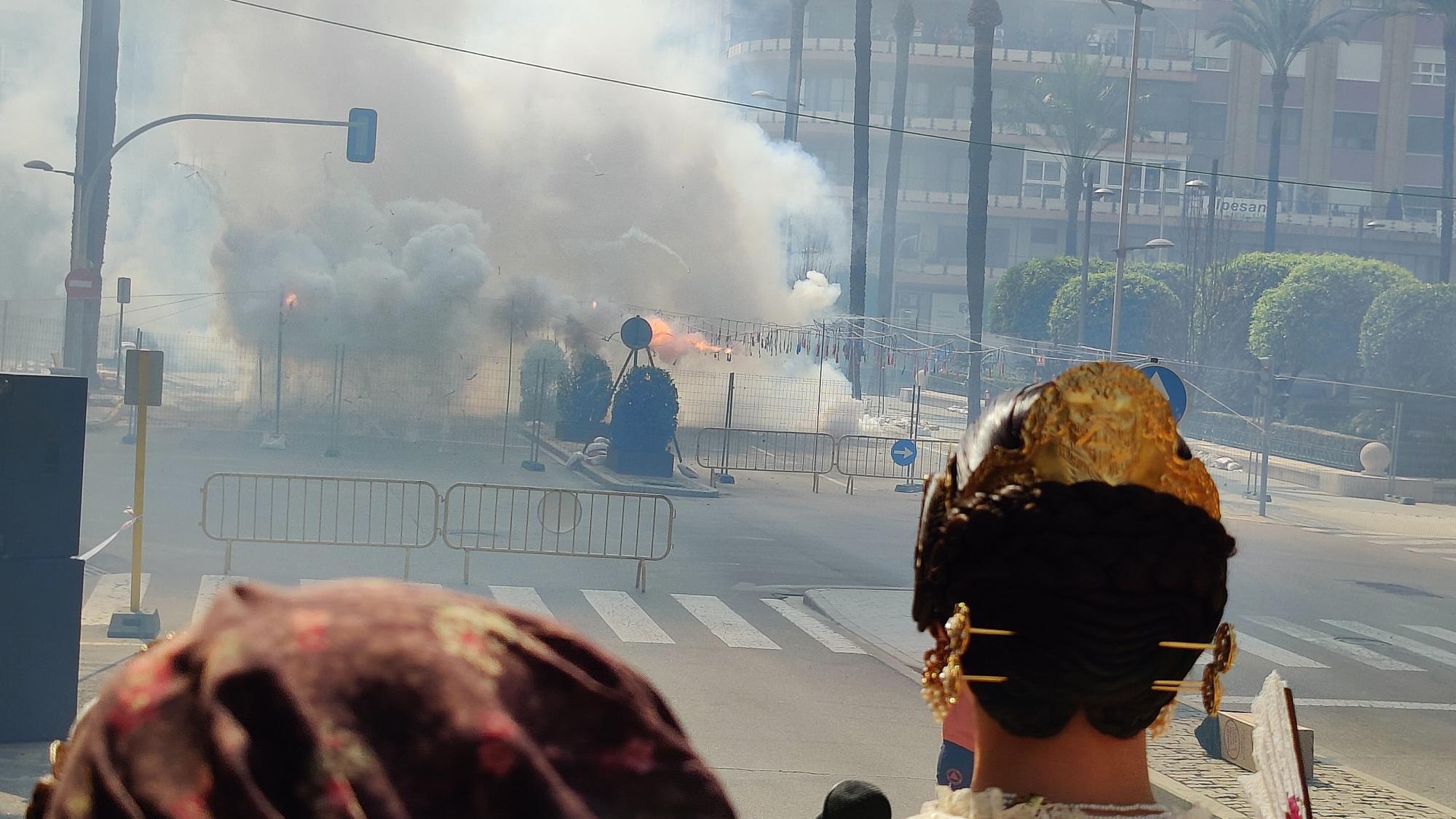 Las mejores imágenes de la 'mascletà' del 17 de marzo en las Fallas de Alzira