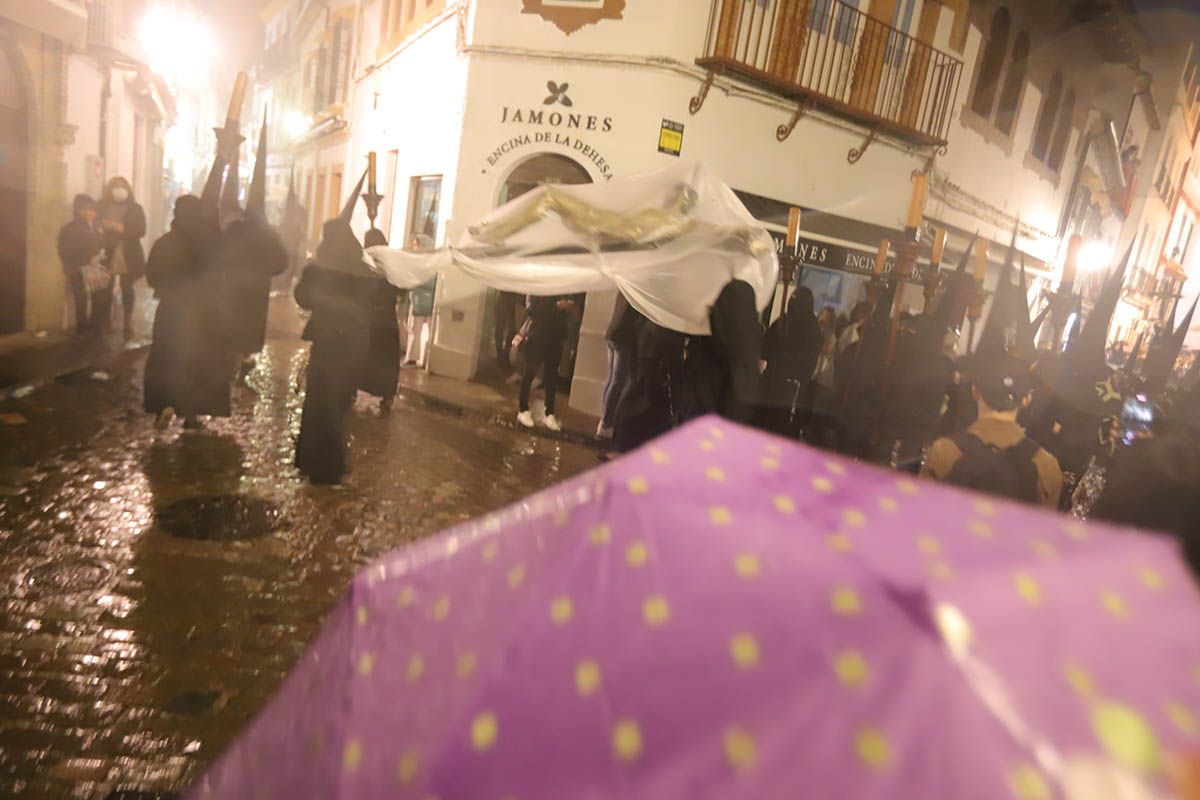 La cofradía del Vía Crucis desafía la lluvía