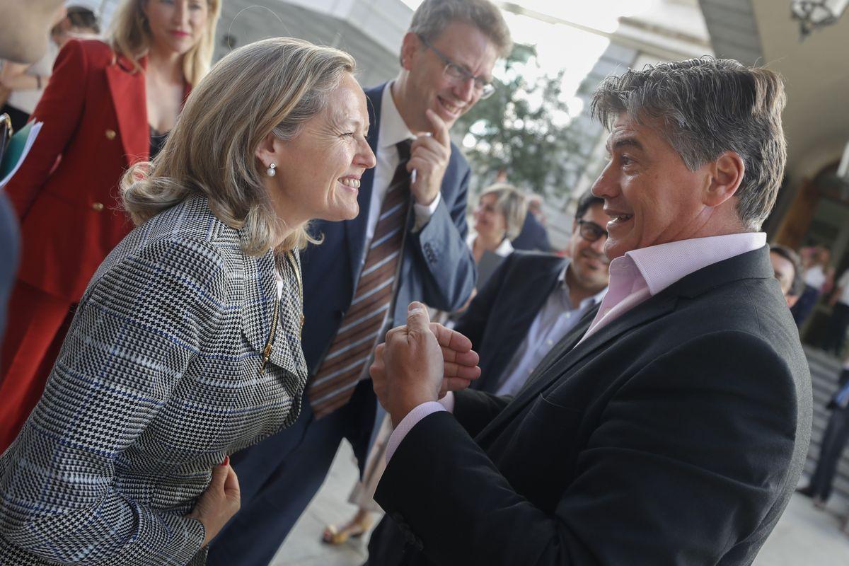 La vicepresidenta Nadia Calviño conversa con el presidente de Pimec, Antonio Cañete a las puertas del Congreso de los Diputados.