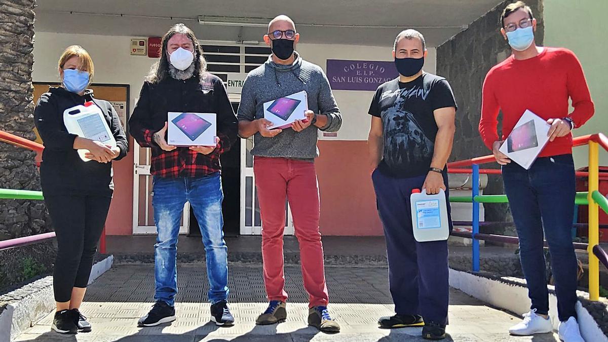 El concejal de Educación de La Laguna, José Juan Gavilán (2º izquierda), durante la entrega de tablets.