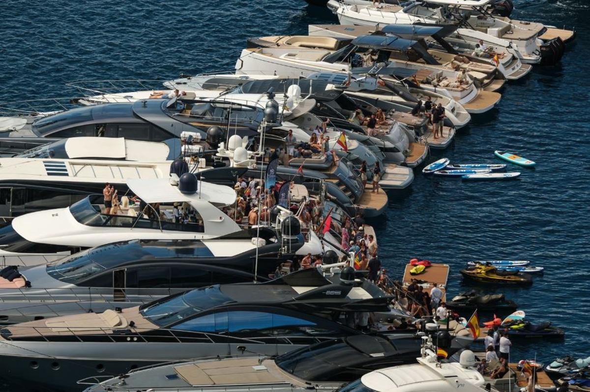 Concentración de personas en el centro de la formación de barcos