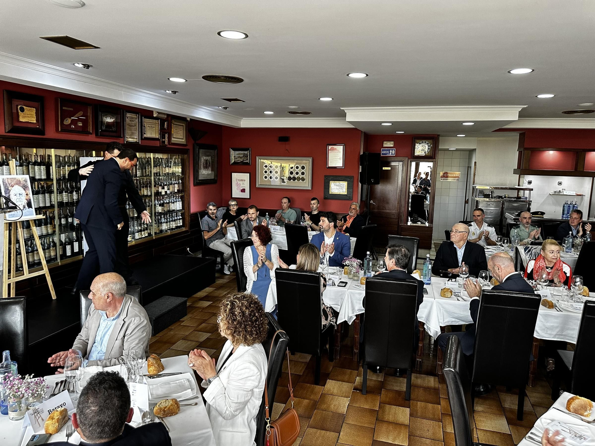 EN IMÁGENES: El homenaje póstumo al hostelero Álvaro López en su casa y coincidiendo con la Bienal de Arte