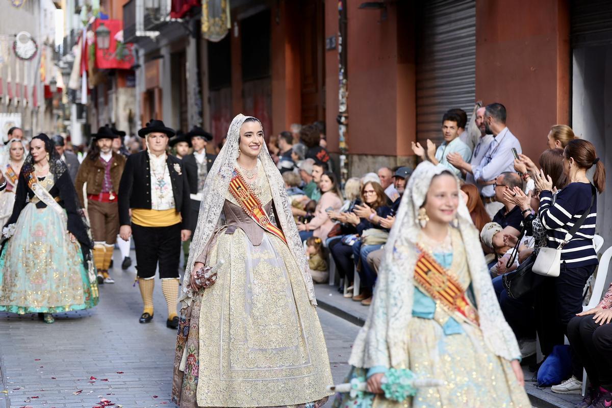 Carmen, Marta y la corte en la procesión de la Virgen de los Desamparados