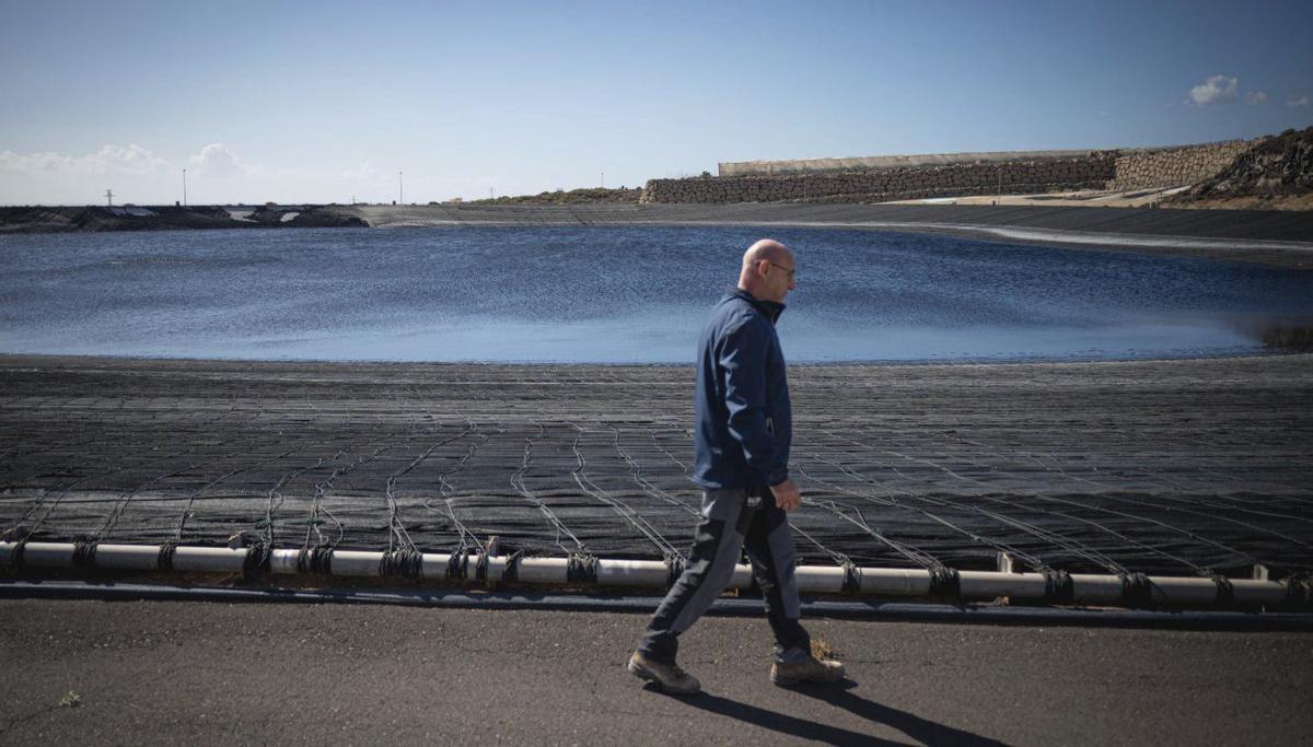 BALSA DE EL SALTADERO. Situada en Ganadilla, tiene una capacidad de 463.855 metros cúbicos y se encuentra al 80% (367.382). Nutre sobre todo invernaderos de Arona y parte de Granadilla. El barranco de Santos, convertido estos días de lluvia en manantial, es su principal emisor. Destaca la cubierta recogida que en su día evitó el abrevadero de gaviotas y el peligro por la proximidad del aeropuerto del Sur.