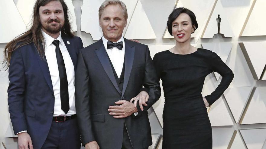 Ariadna Gil junto a Viggo Mortensen y el hijo de este.