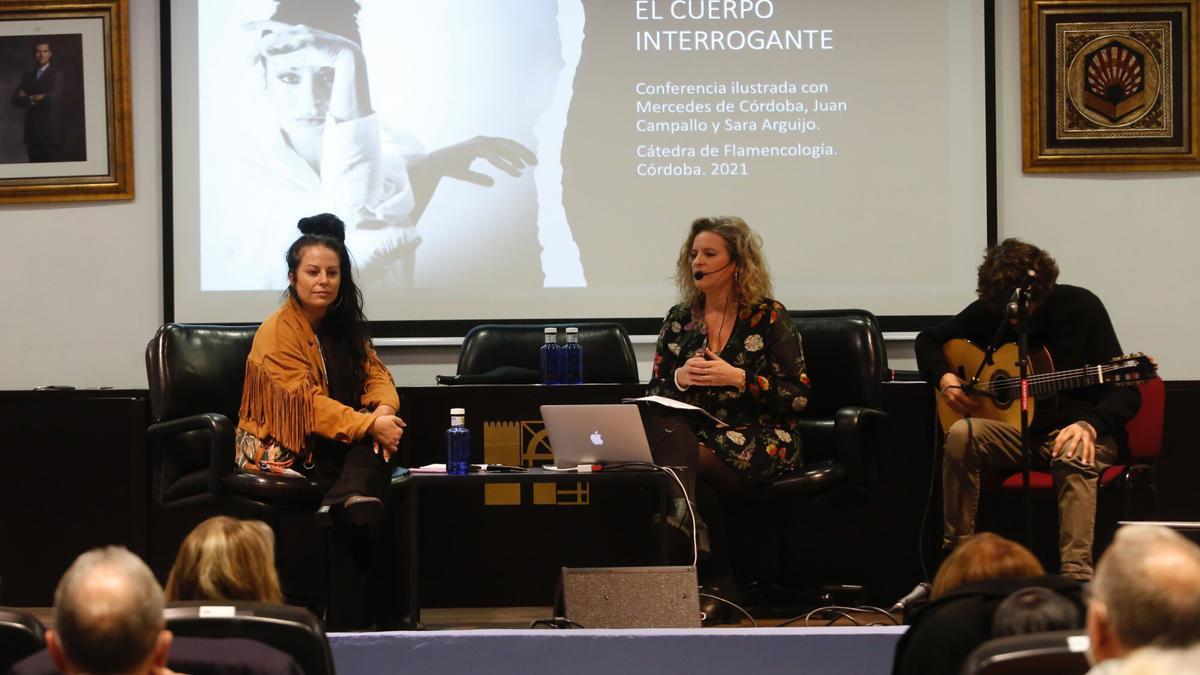 Sara Arguijo (en el centro) durante una conferencia impartida en la Facultad de Ciencias del Trabajo de la Universidad de Córdoba, junto a la bailaora Mercedes de Córdoba.