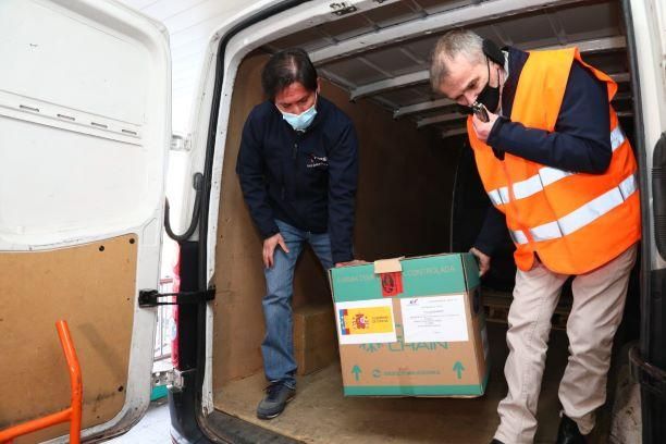 Llegada al Clínico de Zaragoza de las primeras vacunas contra el covid