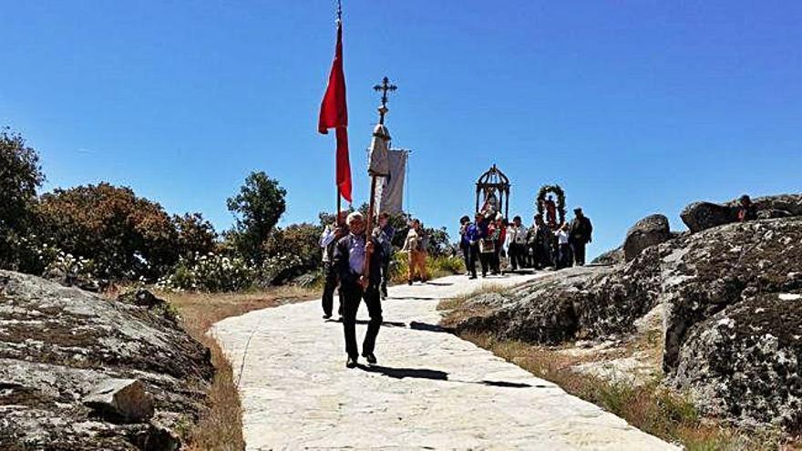 Los romeros avanzan con imágenes, estandarte, pendón y cruz por un trecho de Arribes.