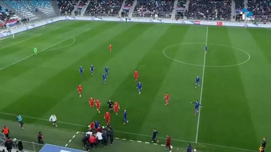 El seleccionador de Turquía Sub-21 se desploma tras ser expulsado: ¡Tuvo que entrar la ambulancia!