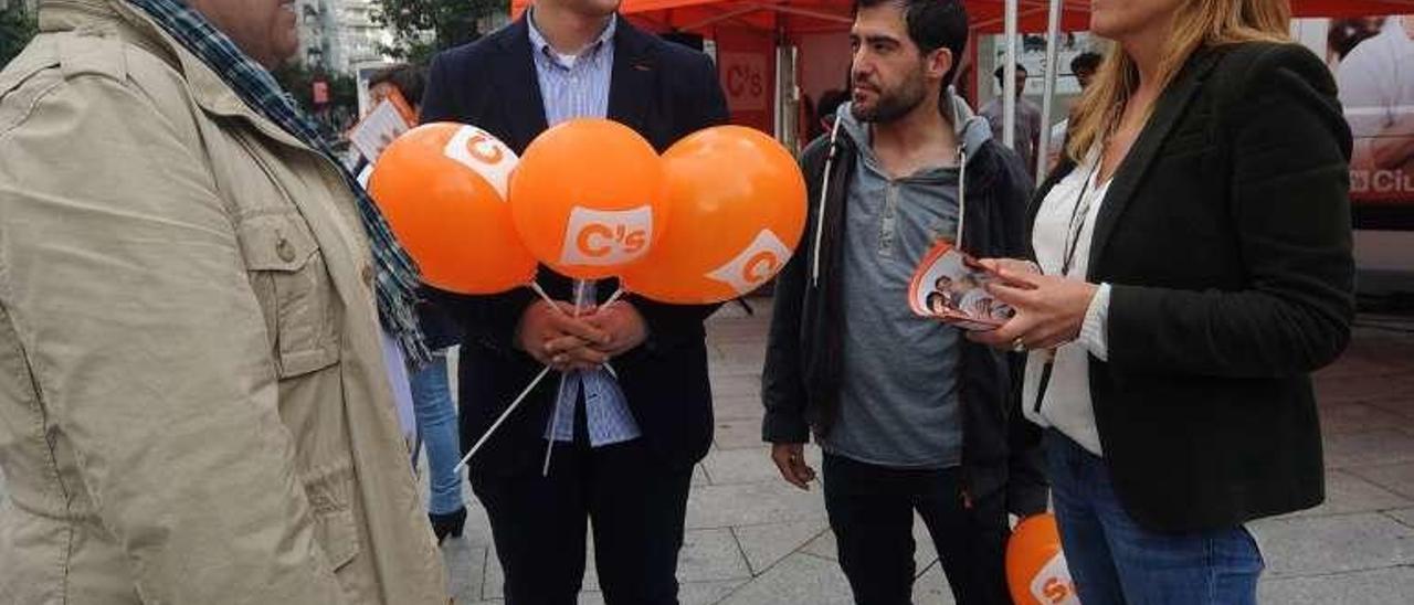 María Rey, en la mesa de Ciudadanos, ayer, en Vilagarcía. // Iñaki Abella