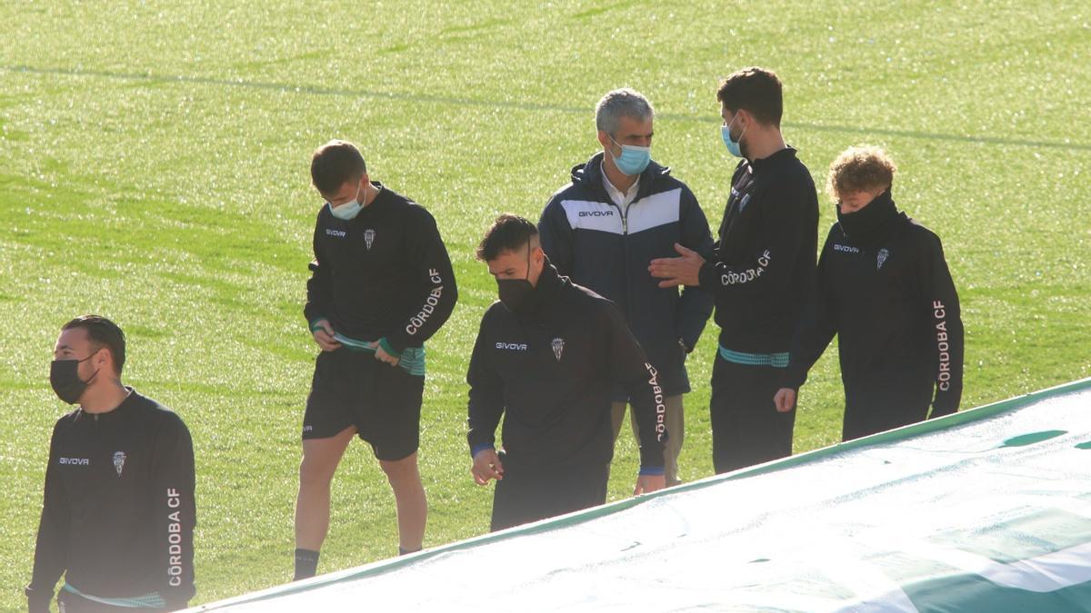 José Cruz dialoga con el doctor Bretones a la salida de los jugadores del Córdoba CF al entrenamiento, este miércoles, en El Arcángel.