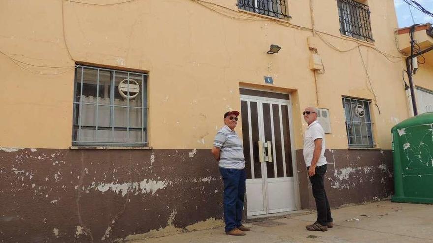 Dos personas junto al edificio del antiguo teleclub de Fuente Encalada.