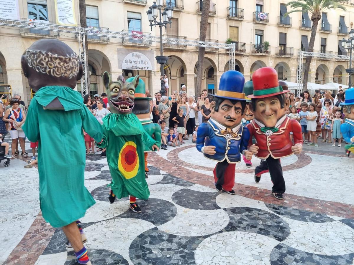 'Cercavila' de fiesta mayor en la plaza de la Vila de Vilanova i la Geltrú